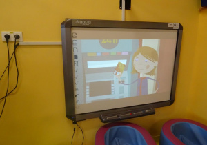 Ekran mobilny na którym wyświetlany jest film animowany edukacyjny.